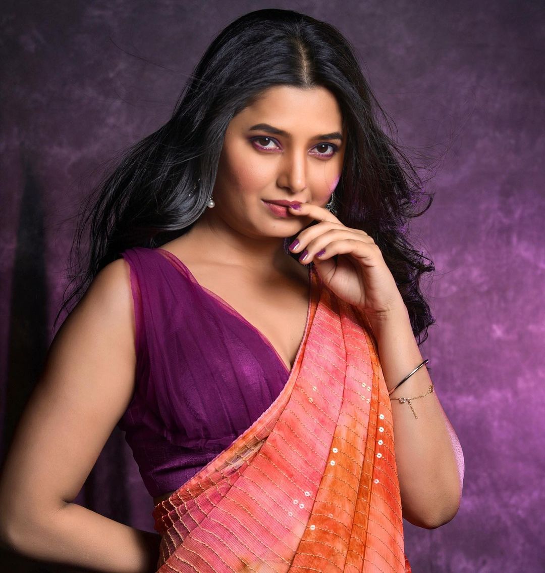 Prajakta mali looking beautiful in Yespoho peach coloured saree - marathi.hindustantimes